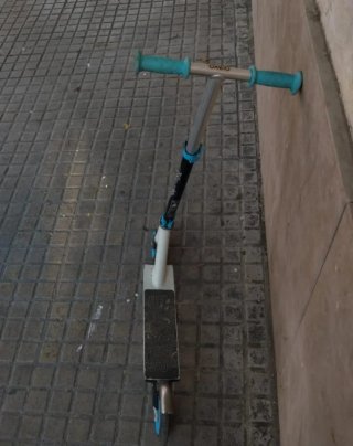 Patinete blanco y azul