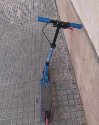 Patinete azul con ruedas rojas