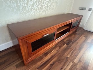 Mueble de salón de madera y mesa de centro
