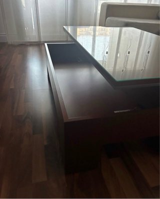 Mueble de salón de madera y mesa de centro