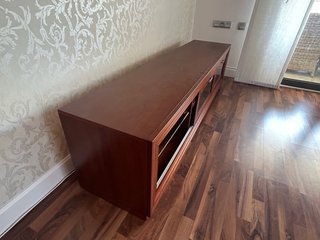 Mueble de salón de madera y mesa de centro