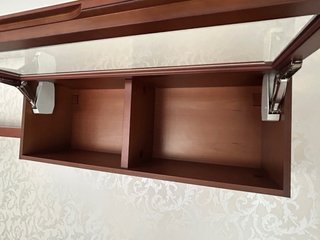Mueble de salón de madera y mesa de centro