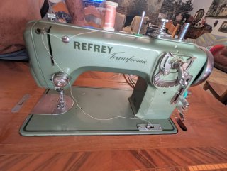 Máquina de coser Refrey Transforma 427 con mueble