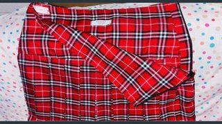 Falda escocesa roja plisada