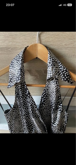 Vestido halter vuelo estampado. talla 42 justa