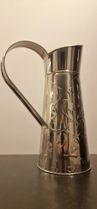 Jarra decorativa de metal plateado