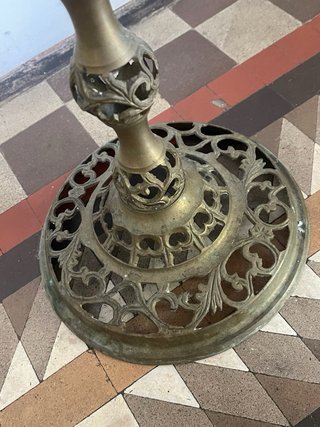 Mesa auxiliar/taburete de latón antiguo