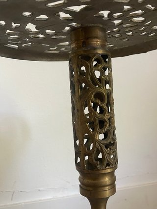 Mesa auxiliar/taburete de latón antiguo
