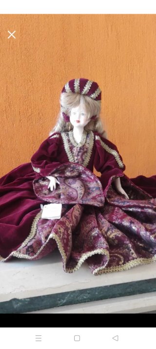 Bambola con vestito in velluto