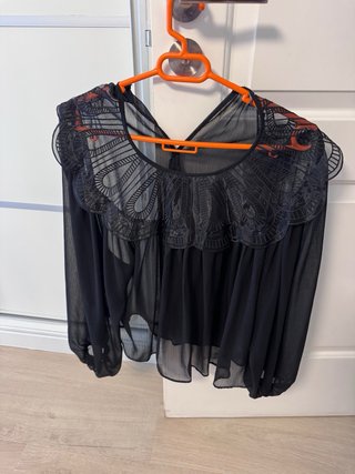 Blusa negra con transparencias y encaje