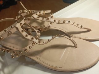 Sandalias Beige y Doradas con Tachuelas