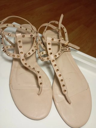 Sandalias Beige y Doradas con Tachuelas