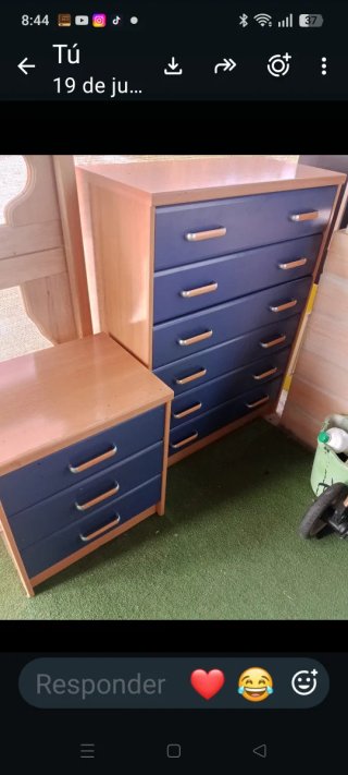 Cómoda y mesita de noche azul y madera
