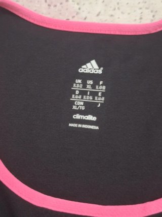 Camiseta deportiva Adidas mujer negra y rosa