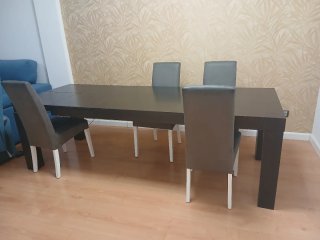 Mesa de comedor extensible con 4 sillas