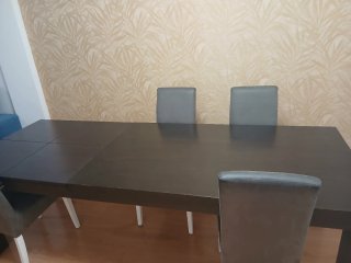 Mesa de comedor extensible con 4 sillas