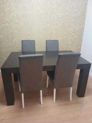 Mesa de comedor extensible con 4 sillas