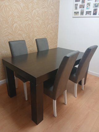 Mesa de comedor extensible con 4 sillas