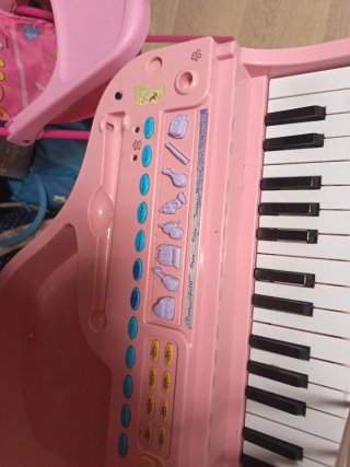 Piano de juguete rosa con pedal