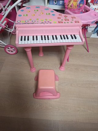 Piano de juguete rosa con pedal