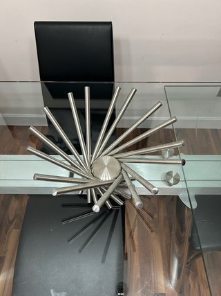 Elemento decorativo de metal y cristal