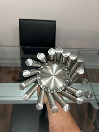 Elemento decorativo de metal y cristal