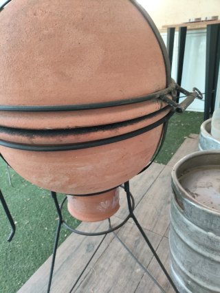 Barbacoa árabe barro y metal