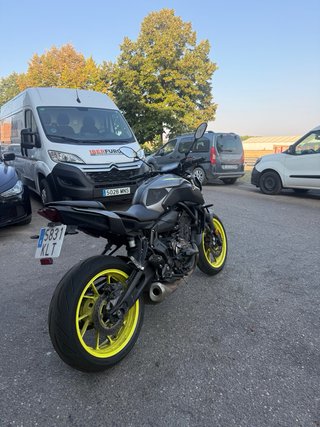 Yamaha MT-07 Gris y Amarilla