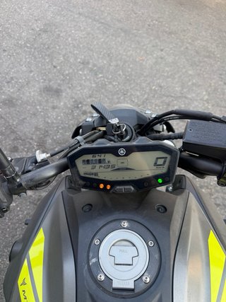 Yamaha MT-07 Gris y Amarilla