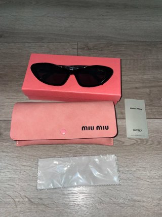 Gafas de sol Miu Miu negras