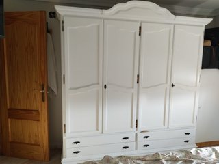 Armario de madera blanco