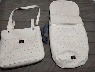 Saco y bolso de bebé blanco con puntos