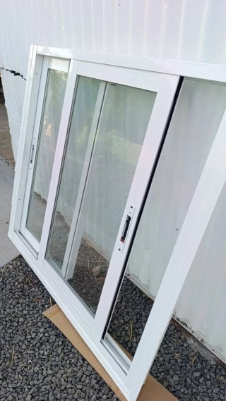Ventana corredera aluminio. Color blanco.