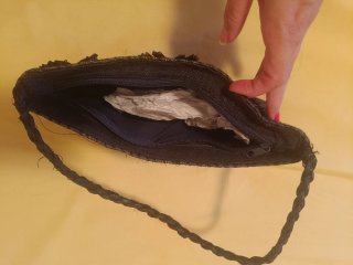 Bolso de mano azul con flores
