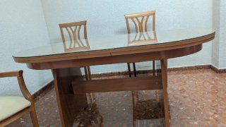Mesa comedor y 4 sillas de madera Precio negociabl