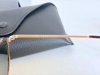 Gafas de sol Ray-Ban negras y doradas