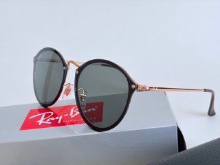 Gafas de sol Ray-Ban negras y doradas