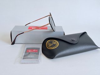 Gafas de sol Ray-Ban negras y doradas