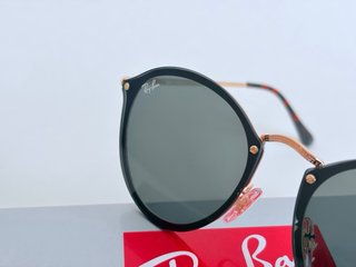 Gafas de sol Ray-Ban negras y doradas