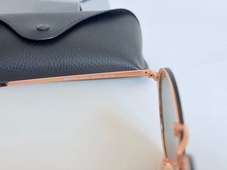 Gafas de sol Ray-Ban negras y doradas