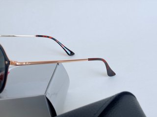 Gafas de sol Ray-Ban negras y doradas