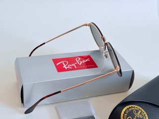 Gafas de sol Ray-Ban negras y doradas