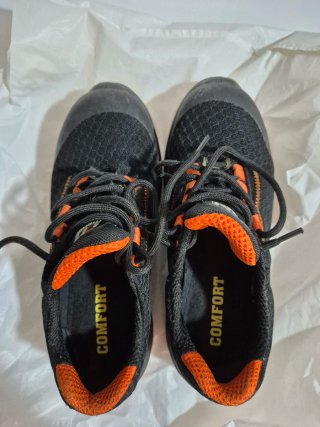 Zapatos de seguridad negros y naranjas