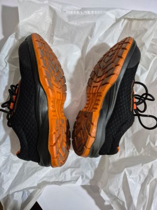Zapatos de seguridad negros y naranjas