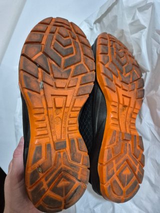 Zapatos de seguridad negros y naranjas