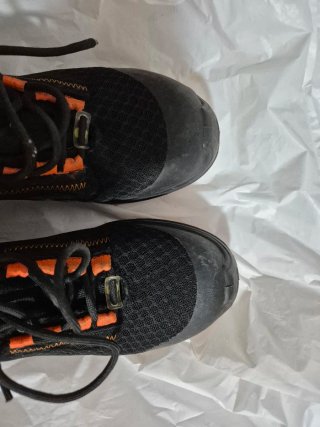 Zapatos de seguridad negros y naranjas