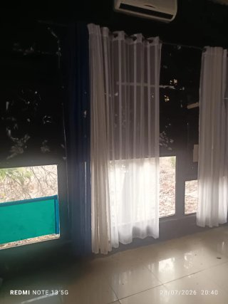 Cortinas azules y blancas