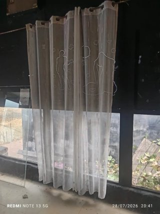 Cortinas azules y blancas