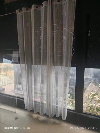 Cortinas azules y blancas