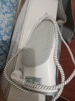 Plancha de ropa azul y blanca